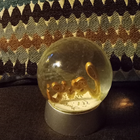 A Snow globe - Picture 2 of 4